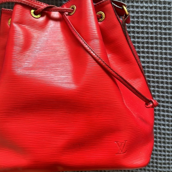 Louis Vuitton Red Epi Leather Bucket Bag in Red - Picture 3 of 11